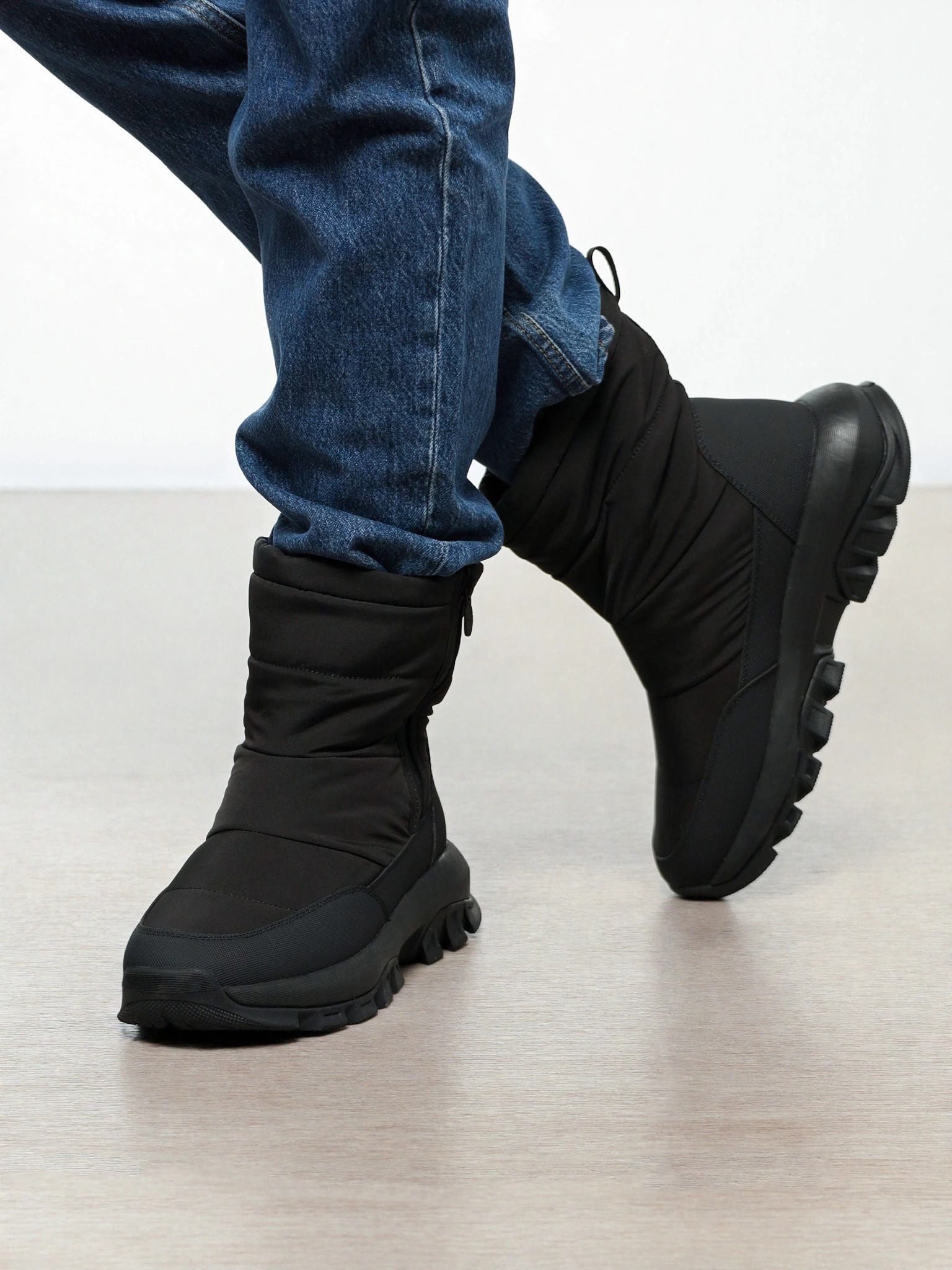 Дутики текстильные черного цвета на рельефной подошве